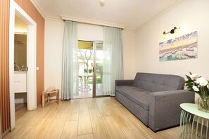 Junior-Doppel- oder -Zweibettzimmer, Gartenblick | Wohnbereich