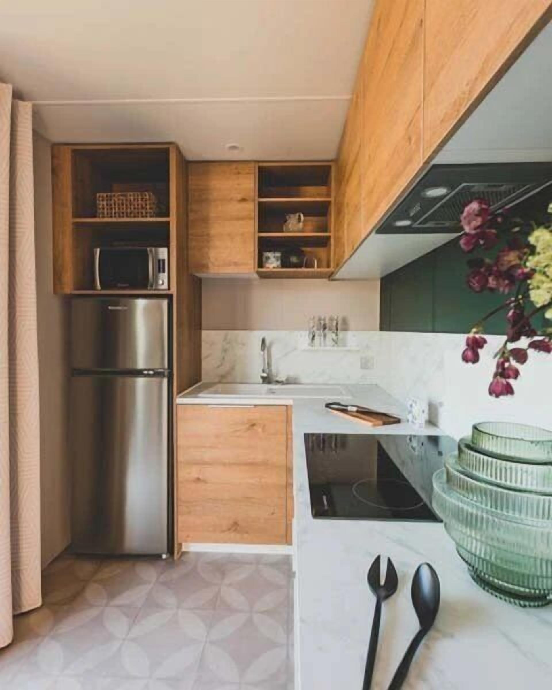 Refrigerador, microondas, placa de cocina