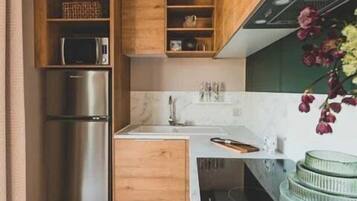 Refrigerador, microondas, placa de cocina