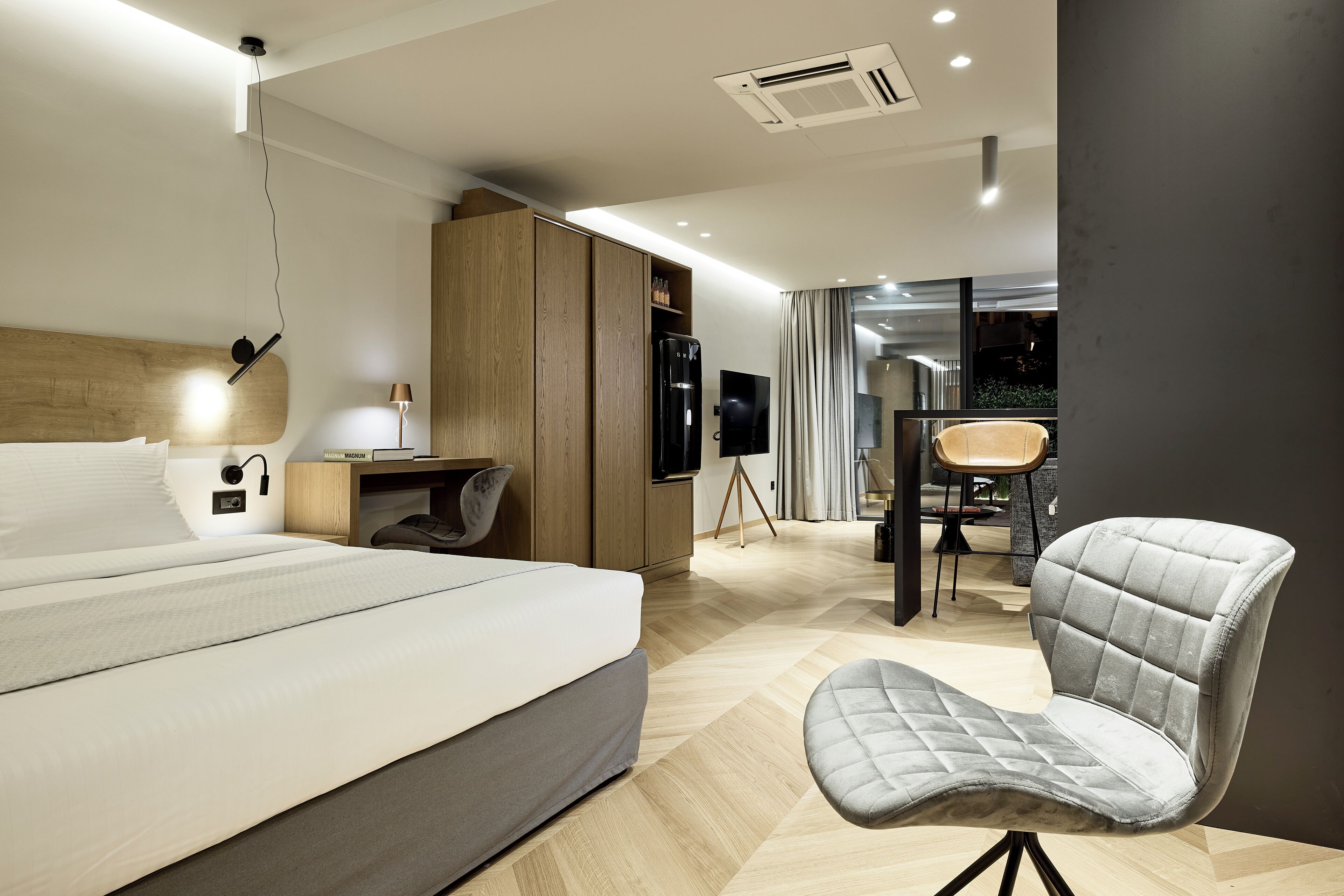 Junior Suite with Terrace | 1 bedroom, in-room safe, laptop workspace, soundproofing