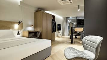 Junior Suite with Terrace | 1 sovrum, vÀrdeförvaringsskÄp pÄ rummet och arbetsyta för laptop