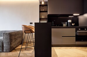 Junior Suite with Terrace | 전용 주방 | 냉장고, 전자레인지, 오븐, 쿡탑