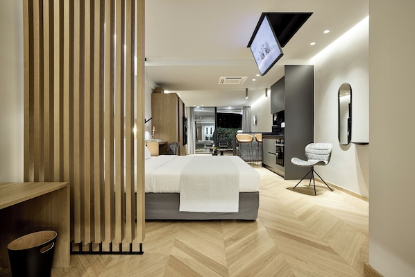 Junior Suite with Terrace | 1 bedroom, in-room safe, laptop workspace, soundproofing