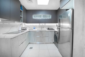 Appartement, 2 chambres, sauna, vue mer | Cuisine privée | Micro-ondes, cafetière/bouilloire, bouilloire électrique