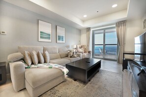 아파트, 침실 2개, 사우나, 바닷가 | 거실