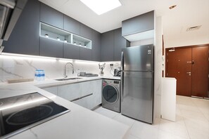 Appartement, 2 chambres, sauna, face à la mer | Cuisine privée | Four à micro-ondes, cafetière-théière, bouilloire électrique