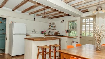 Frigorífico, horno, placa de cocina y cafetera o tetera