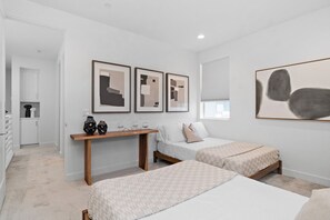 3 habitaciones, escritorio y tabla de planchar con plancha