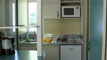 Réfrigérateur, micro-ondes, plaque de cuisson