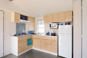 Kühlschrank, Mikrowelle, Herdplatte