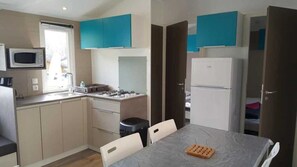 Kjøleskap, mikrobølgeovn og kokeplater