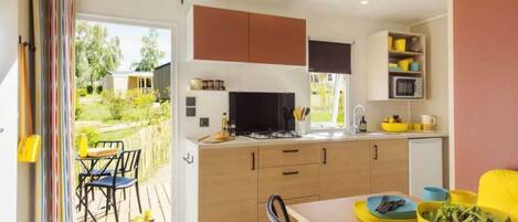 Fridge, microwave, stovetop