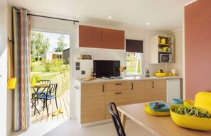 Kühlschrank, Mikrowelle, Herdplatte