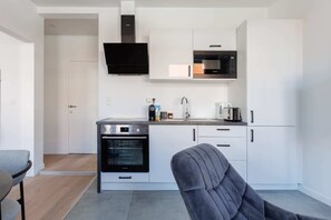 Kühlschrank, Mikrowelle, Ofen, Herdplatte