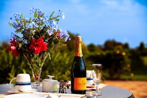 Outdoor dining - 20 Mins to Ziwa Rhino Sanctuary- Butiti Ranch Stay With Views (Nakasongola)