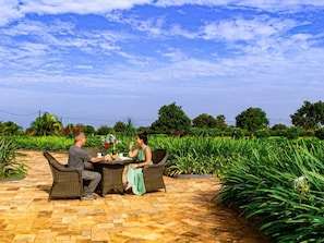 Outdoor dining - 20 Mins to Ziwa Rhino Sanctuary- Butiti Ranch Stay With Views (Nakasongola)