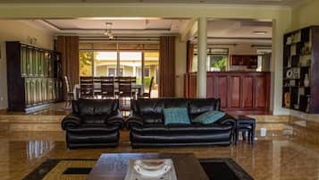 House, 2 Bedrooms, Smoking, Balcony | Living room | Books