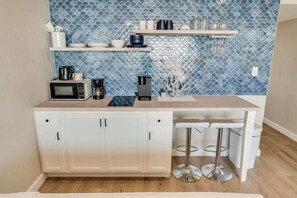 Een koelkast, een microgolfoven, een koffiezetapparaat/waterkoker