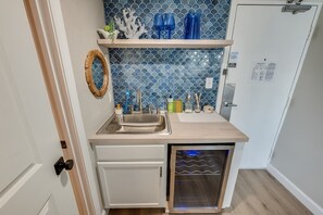 Mikrobølgeovn, kaffetrakter/tekoker, brødrister og kjøkkenutstyr