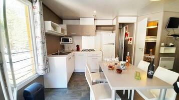 Réfrigérateur, micro-ondes, plaque de cuisson