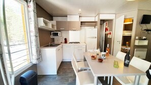 Kühlschrank, Mikrowelle, Herdplatte