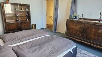 2 bedrooms, desk, iron/ironing board, WiFi