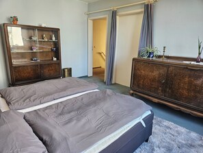 2 bedrooms, desk, iron/ironing board, WiFi