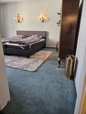 2 Schlafzimmer, Schreibtisch, Bügeleisen/Bügelbrett, WLAN