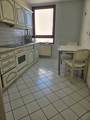 Frigorífic, forn i placa de cuina