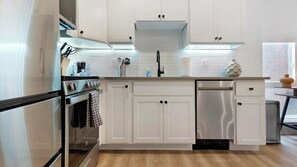 Kjøleskap og spisebord