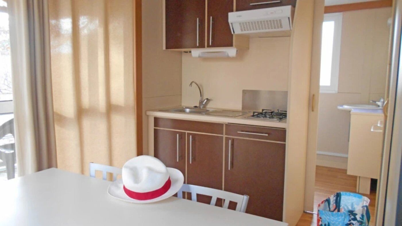 Een koelkast, een microgolfoven, een kookplaat