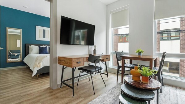 1 habitación, escritorio, tabla de planchar con plancha y wifi