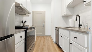 Réfrigérateur, tables à manger