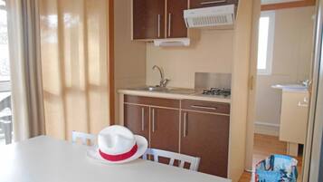 Een koelkast, een microgolfoven, een kookplaat