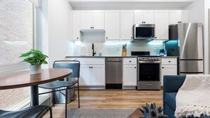 Een koelkast, eettafels