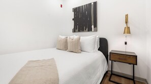 1 slaapkamer, een bureau, een strijkplank/strijkijzer, wifi