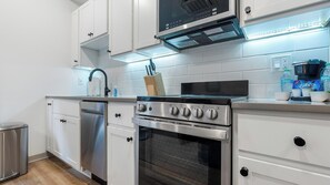 Kjøleskap og spisebord