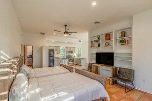 6 chambres, bureau, fer et planche à repasser, lit parapluie