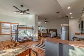 6 عدّة غرف نوم ومكتب ومكواة/لوح كي وسرير سفر