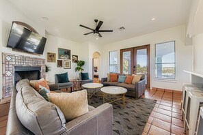 電視、壁爐、 辦公室