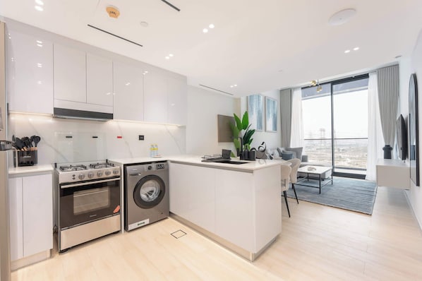 Fridge, microwave, stovetop, toaster - StayShort - Sophisticated Apartment in Binghatti Corner that Sleeps 4 (JVC)