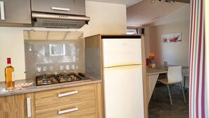 Geladeira, micro-ondas, cooktop