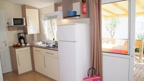 Réfrigérateur, micro-ondes, plaque de cuisson, lave-vaisselle