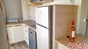 Kühlschrank, Mikrowelle, Herdplatte, Geschirrspüler