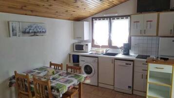 Réfrigérateur, micro-ondes, plaque de cuisson, lave-vaisselle