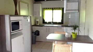 Een koelkast, een microgolfoven