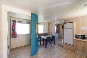 Dining - ZEcamping 4* animé piscine pet friendly locatif TV clim 34m2 4 pers (Saint-Rome-de-Tarn)
