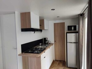 Kühlschrank, Mikrowelle, Herdplatte