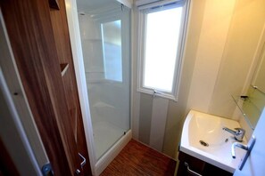 Bathroom - ZEcamping 4 étoiles familial piscine animaux acceptés locatif TV 32m2 (Saint-Rome-de-Tarn)