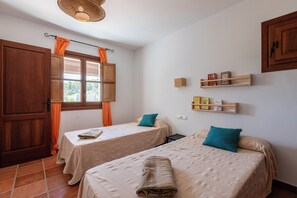 2 bedrooms, iron/ironing board, internet, bed sheets